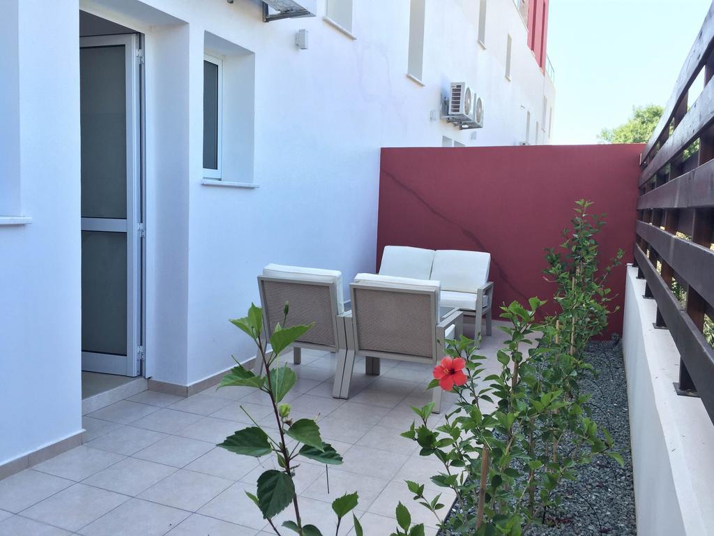 New Day Apartments Paphos Szoba fotó