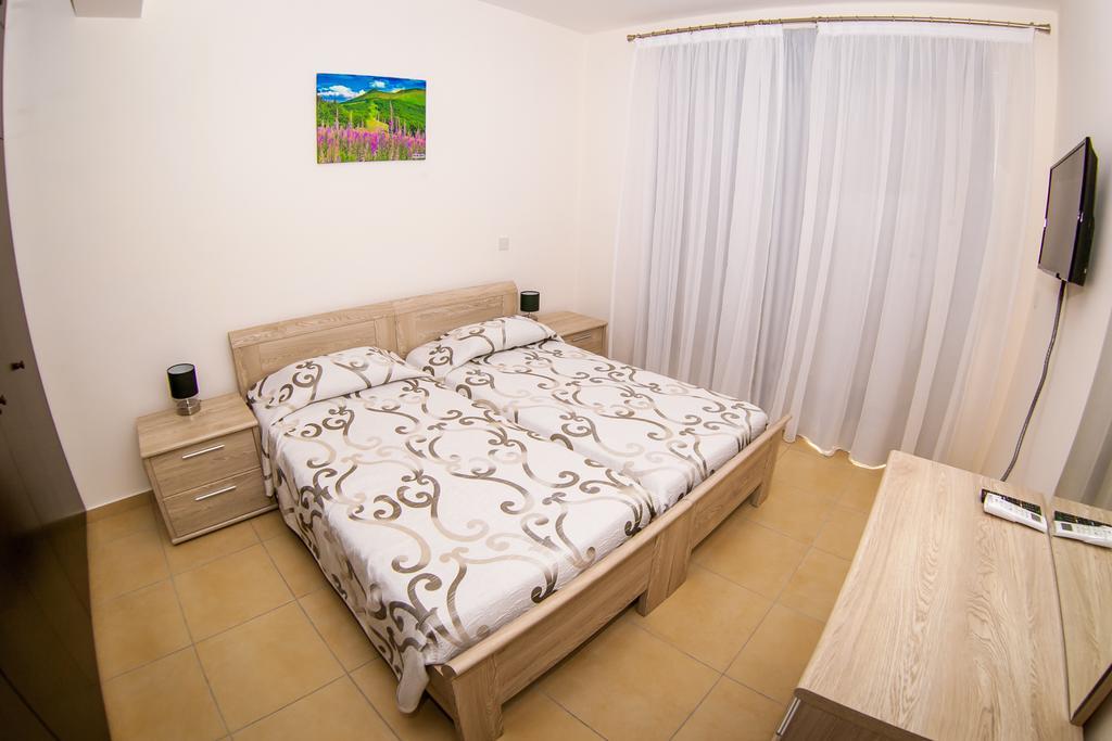 New Day Apartments Paphos Szoba fotó